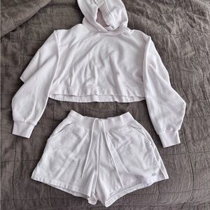 ALO Yoga White Athletic Set Relaxed Fit